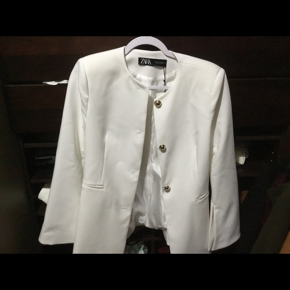 White brand new Zara coat absolutely spectacular.NWT